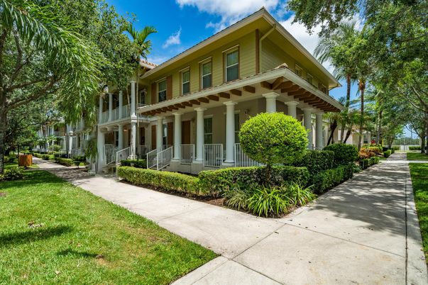 Exterior, Facade, American Foursquare