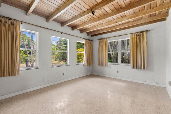 Empty room, Interior, Wooden Beams, Wooden Ceilings