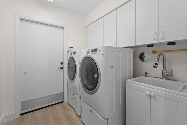 Interior, Washer, Wood Texture Flooring
