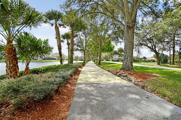 Exterior, Lake