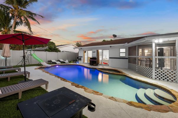 Exterior, Pool