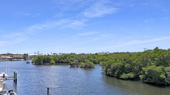 Exterior, Lake