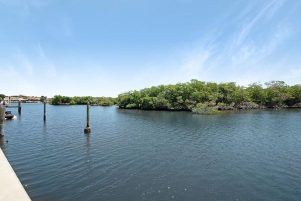 Exterior, Lake