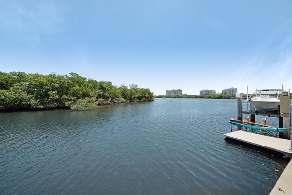 Exterior, Lake