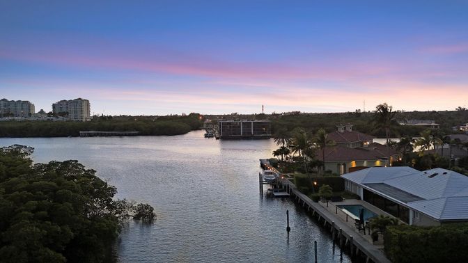Exterior, Lake