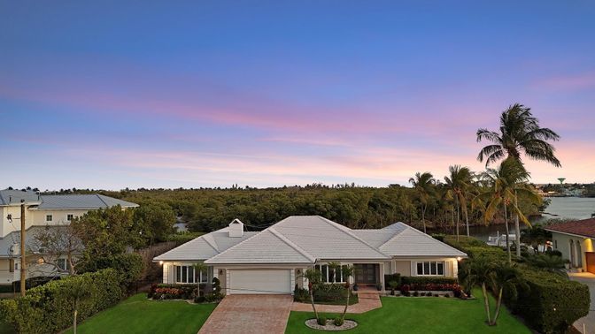 Attached, Exterior, Facade, Ranch