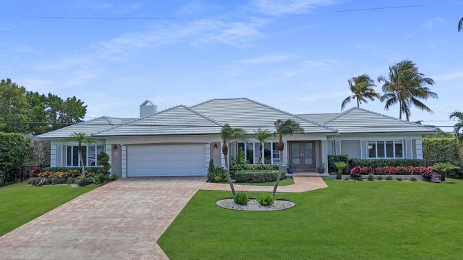 Attached, Exterior, Facade, Ranch