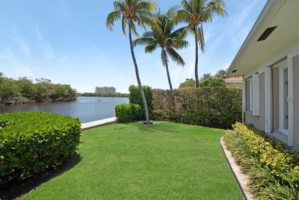 Exterior, Lake