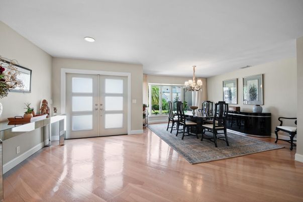 Chandelier, Dining room, Interior, Recessed Lighting, Wood Texture Flooring
