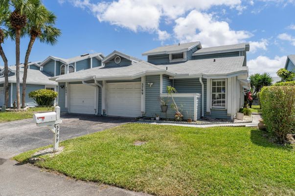 Attached, Exterior, Facade, Ranch