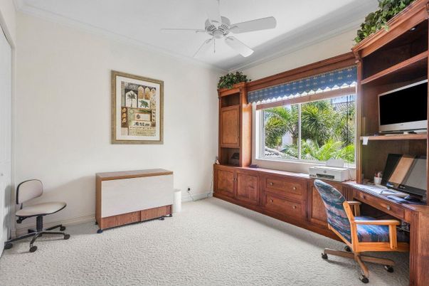 Home Office, Interior