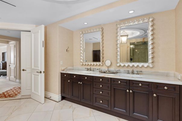 Bathroom, Dual Sink Vanities, Interior, Recessed Lighting