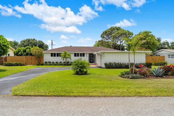 Backyard, Exterior, Facade, Ranch