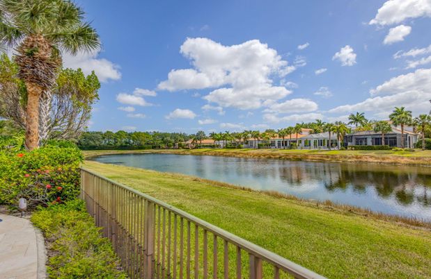 Exterior, Lake
