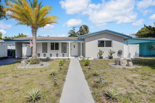 Backyard, Exterior, Facade, Ranch