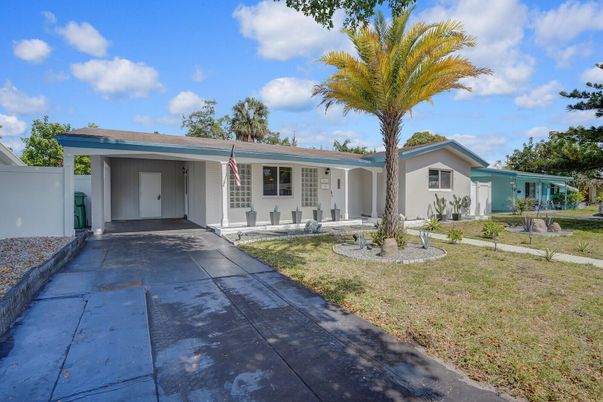 Backyard, Exterior, Facade, Ranch