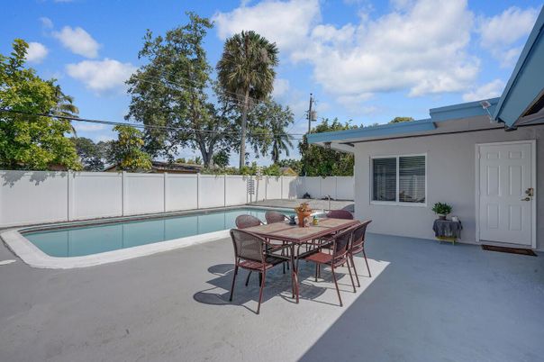 Exterior, Pool