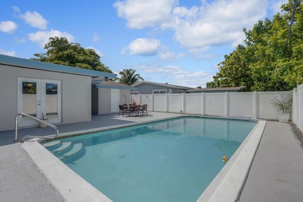 Exterior, Pool
