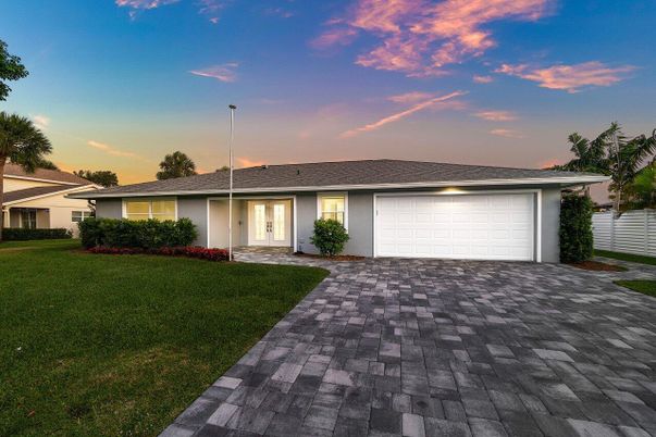 Attached, Exterior, Facade, Ranch