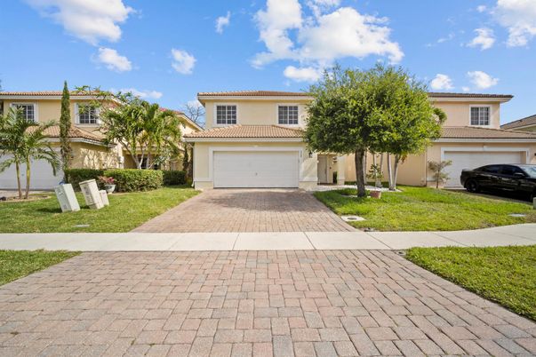 Attached, Exterior, Facade, Mediterranean