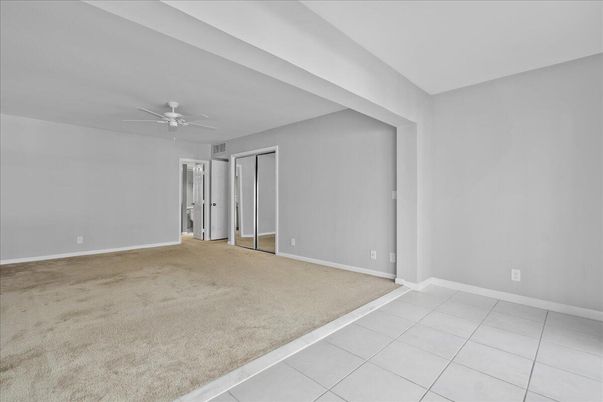 Empty room, Interior