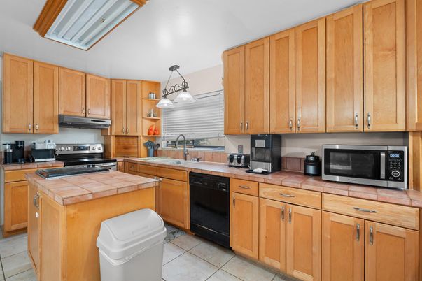 Interior, Kitchen, Pendant Lights, Tile Countertops