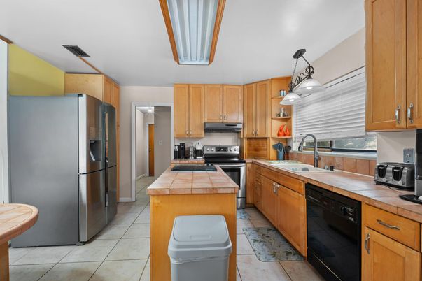 Interior, Kitchen, Pendant Lights, Tile Countertops