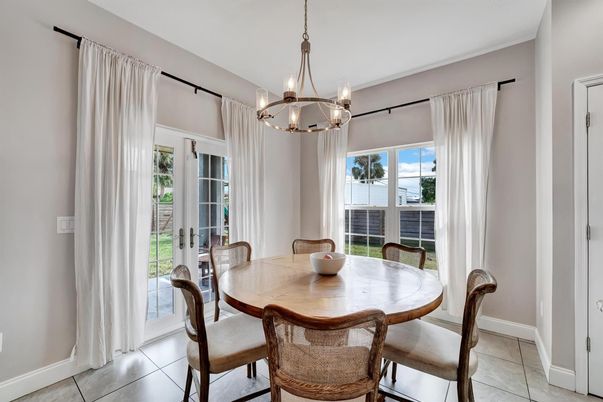 Chandelier, Dining room, Interior, Pendant Lights