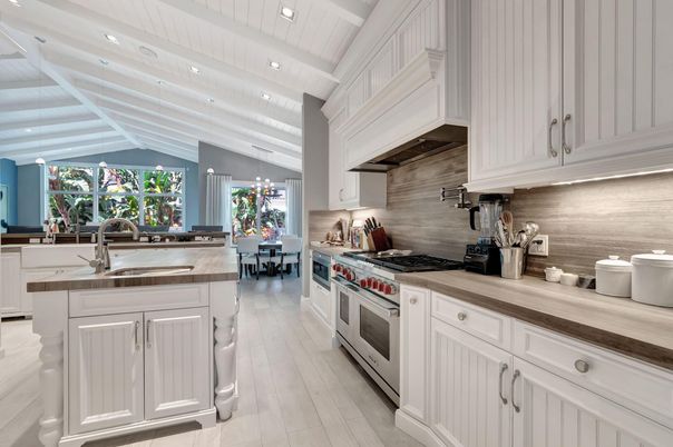 Chandelier, Dining room, Interior, Kitchen, Pendant Lights, Recessed Lighting, Stainless Steel Appliances, Wood Texture Flooring
