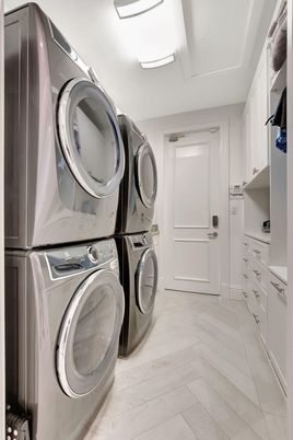 Interior, Washer, Wood Texture Flooring