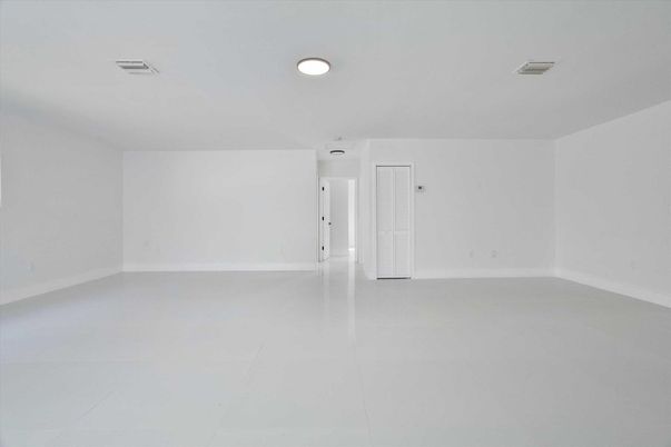 Empty room, Interior