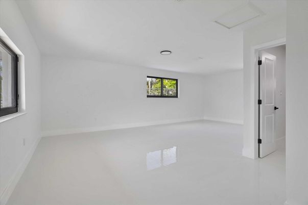 Empty room, Interior