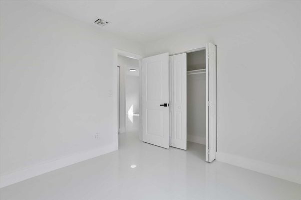 Empty room, Interior