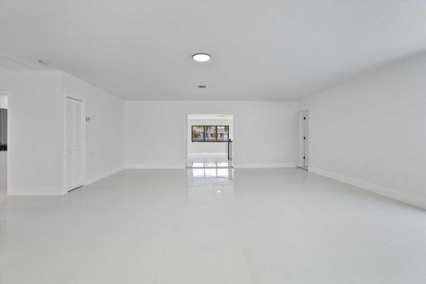 Empty room, Interior