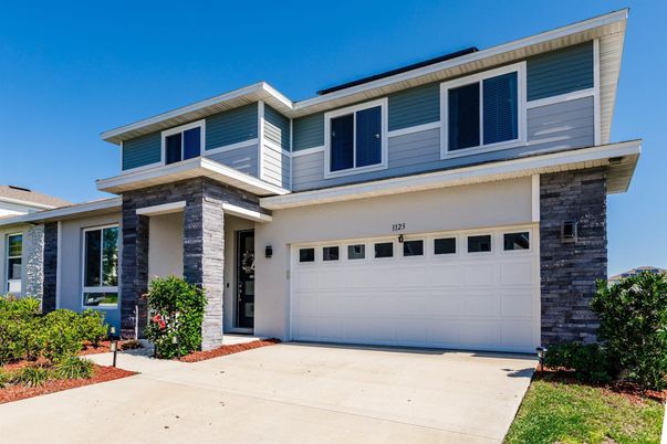 Attached, Exterior, Facade, American Craftsman