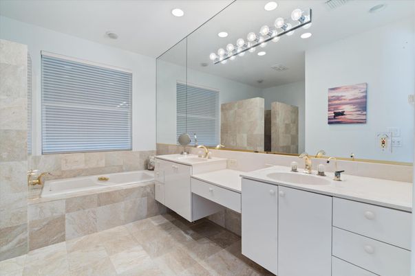 Bathroom, Dual Sink Vanities, Interior, Recessed Lighting