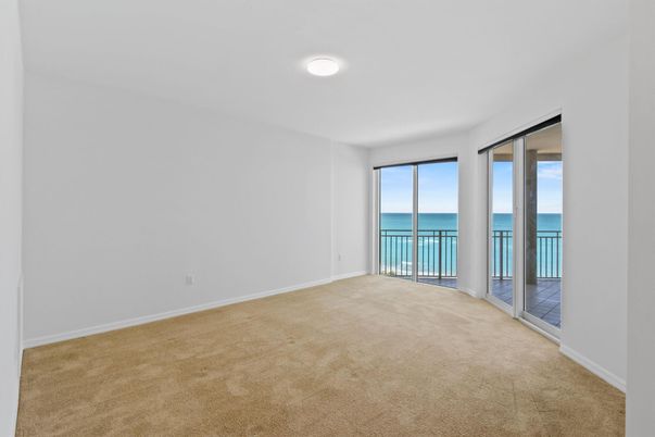 Empty room, Interior, Water