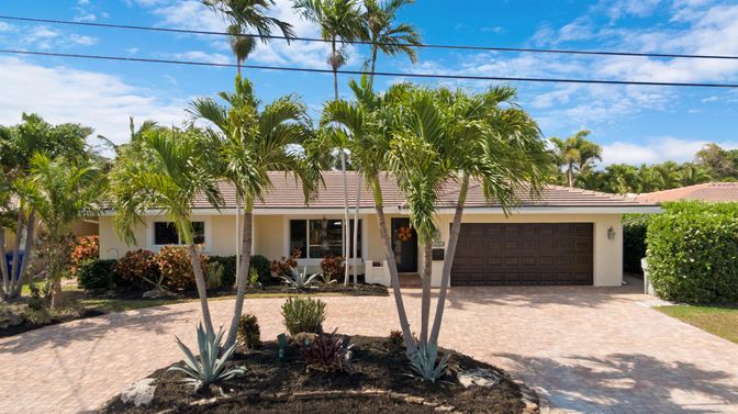 Attached, Exterior, Facade, Ranch