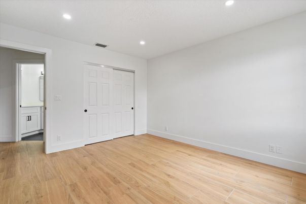 Empty room, Interior, Recessed Lighting, Wood Texture Flooring