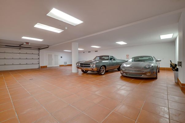 Garage, Interior