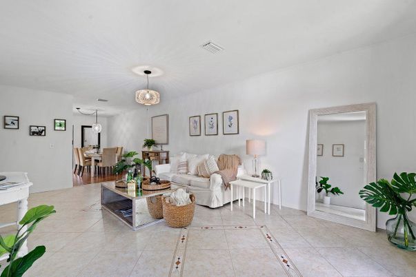 Chandelier, Dining room, Interior, Living room