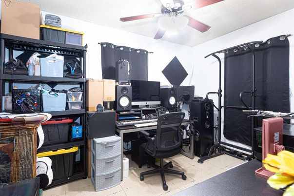 Home Office, Interior