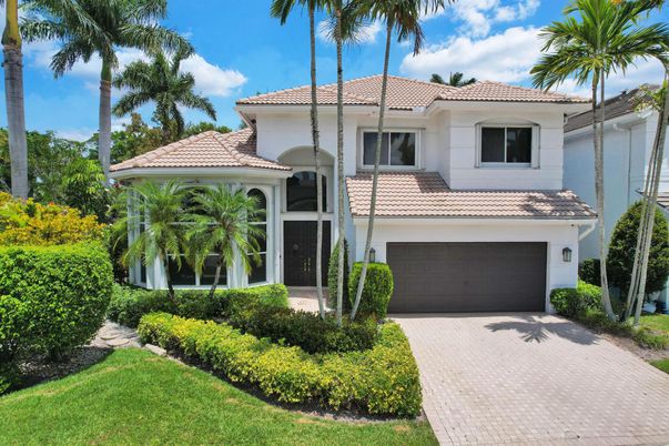 Attached, Exterior, Facade, Mediterranean