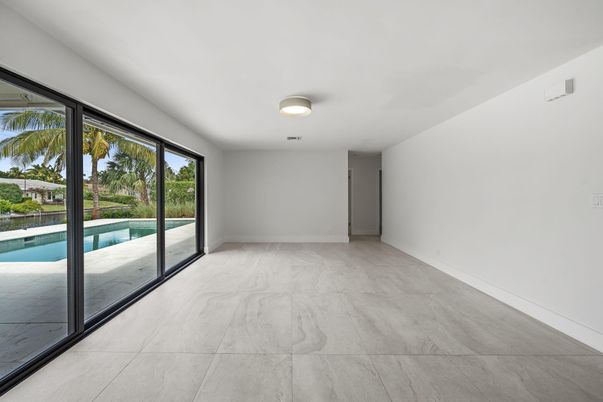 Empty room, Interior
