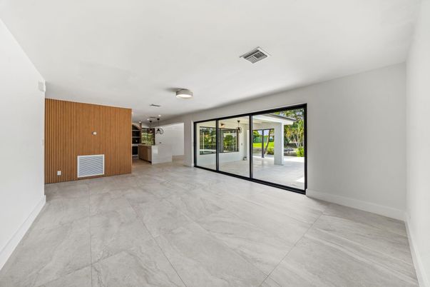 Empty room, Interior
