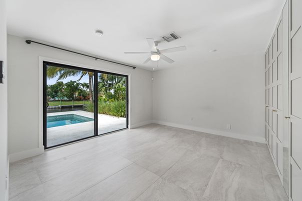 Empty room, Interior