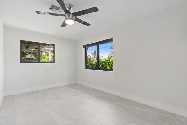 Empty room, Interior