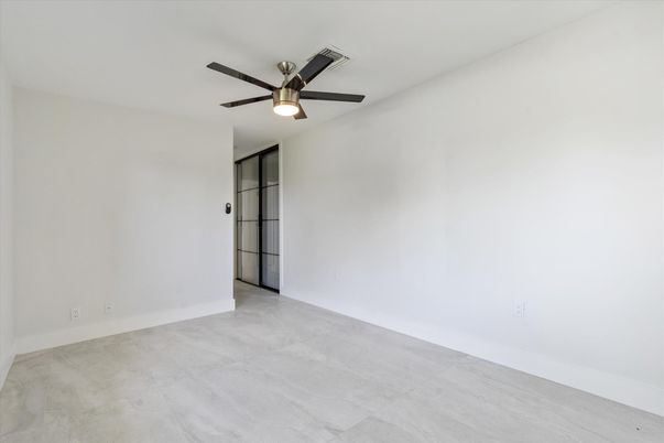 Empty room, Interior