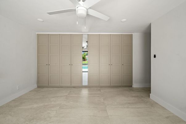 Empty room, Interior
