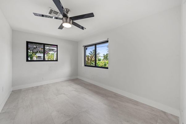 Empty room, Interior